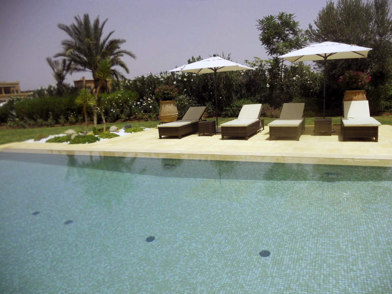 SAHARA-IRIS-Mosaic-POOL-Ezarri.jpg